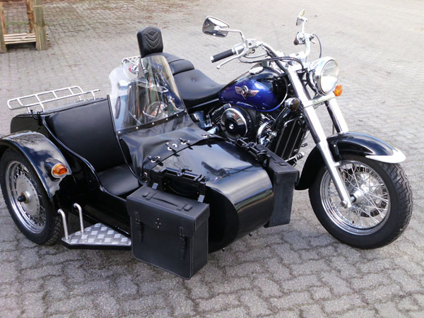 Kawasaki-VN800-mit-Packtaschen-Windschild-und-Gepäckträger